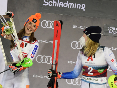 Na snímke slovenská lyžiarka Petra Vlhová (vľavo) obsadila 2. miesto v slalome žien Svetového pohára v alpskom lyžovaní v rakúskom Schladmingu, vpravo víťazka Mikaela Shiffrinová