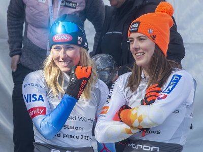 Vpravo slovenská lyžiarka Petra Vlhová ako víťazka za disciplínu po finálovom slalome žien Svetového pohára v alpskom lyžovaní vo francúzskom Courchevel/Meribel a vľavo druhá v konečnom poradí  Američanka Mikaela Shiffrinová