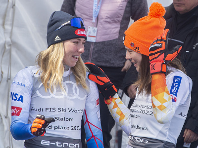 Vpravo slovenská lyžiarka Petra Vlhová ako víťazka za disciplínu po finálovom slalome žien Svetového pohára v alpskom lyžovaní vo francúzskom Courchevel/Meribel a vľavo druhá v konečnom poradí  Američanka Mikaela Shiffrinová