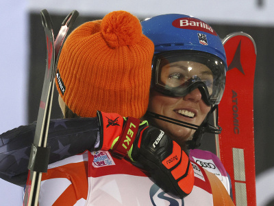Zľava slovenská lyžiarka Petra Vlhová a Američanka Mikaela Shiffrinová sa objímajú po druhom kole slalomu žien v alpskom lyžovaní vo fínskom Levi