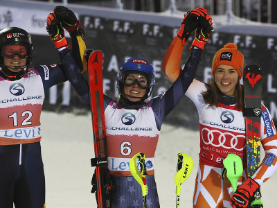 Sprava slovenská lyžiarka Petra Vlhová, Američanka Mikaela Shiffrinová a Švédka Anna Swennová-Larssonová pózujú po druhom kole slalomu žien v alpskom lyžovaní vo fínskom Levi