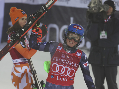 Na snímke zľava slovenská lyžiarka Petra Vlhová a Američanka Mikaela Shiffrinová po druhom kole slalomu žien Svetového pohára v alpskom lyžovaní vo fínskom Levi