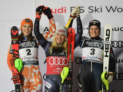 Slovenská lyžiarka Petra Vlhová (vľavo), Američanka Mikaela Shiffrinová (uprostred) a Švédka Anna Swennová-Larssonová (vpravo) na pódiu po slalome žien Svetového pohára v alpskom lyžovaní v Záhrebe