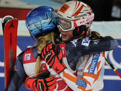 Slovenská lyžiarka Petra Vlhová ovládla slalom Svetového pohára vo Flachau. Na snímke sa objíma s Američankou Mikaelou Shiffrinovou