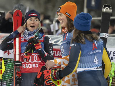 Na snímke slovenská lyžiarka Petra Vlhová (uprostred), Američanka Mikaela Shiffrinová (vľavo) a Švédka Sara Hectorová reagujú v cieli 2. kola nočného slalomu Svetového pohára v alpskom lyžovaní v rakúskom Flachau
