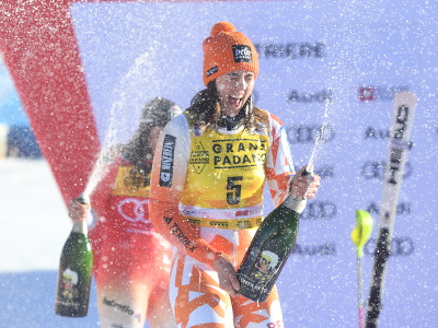 Na snímke slovenská lyžiarka Petra Vlhová oslavuje na pódiu po 2. kole slalomu