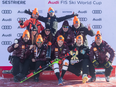 Na snímke uprostred slovenská lyžiarka Petra Vlhová oslavuje na pódiu s tímom tretie miesto po 2. kole slalomu Svetového pohára žien v alpskom lyžovaní v talianskom Sestriere