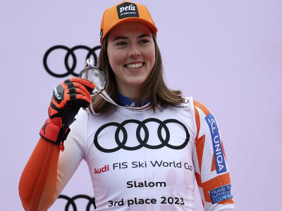 Na snímke slovenská lyžiarka Petra Vlhová pózuje s medailou za celkové tretie miesto v disciplíne slalom po finále slalomu Svetového pohára 18. marca 2023 v andorrskom Soldeu
