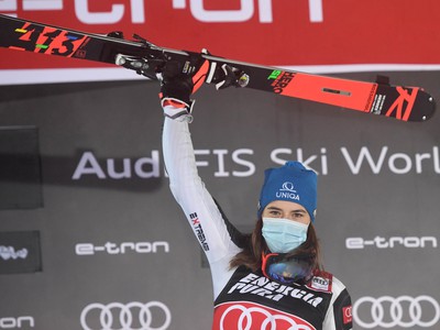 Slovenská lyžiarka Petra Vlhová sa teší na pódiu z víťazstva v slalome žien Svetového pohára v alpskom lyžovaní v Záhrebe 