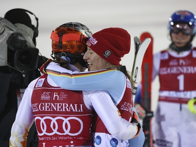 Petra Vlhová a gratulujúca Nemka Lena Dürrová počas vlaňajšieho slalomu vo fínskom Levi