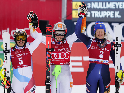 Na snímke uprostred slovenská lyžiarka Petra Vlhová oslavuje víťazstvo v slalome žien v slovinskej Kranjskej Gore. Vľavo druhá Švajčiarka Wendy Holdenerová, vpravo tretia Švédka Anna Swennová Larssonová.