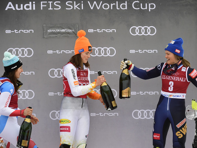 Na snímke slovenská lyžiarka Petra Vlhová oslavuje na pódiu víťazstvo v slalome žien Svetového pohára v alpskom lyžovaní v slovinskej Kranjskej Gore, vľavo druhá skončila Švajčiarka Wendy Holdenerová a vpravo tretia Švédka Anna Svenn Larssonová. 