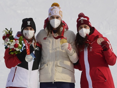 Slovenská lyžiarka Petra Vlhová pózuje na pódiu so zlatou medailou po jej víťazstve v 2.kole slalomu žien v alpskom lyžovaní na ZOH 2022 v Pekingu, v stredisku Jen-čching 9. februára 2022. Vľavo strieborná Rakúšanka Katharina Liensbergerová a vpravo bronzová Švajčiarka Wendy Holdenerová. 