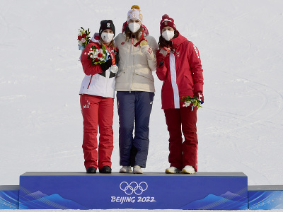 Uprostred slovenská lyžiarka Petra Vlhová pózuje na pódiu so zlatou medailou po jej víťazstve v 2.kole slalomu žien v alpskom lyžovaní na ZOH 2022 v Pekingu, v stredisku Jen-čching 9. februára 2022. Vľavo strieborná Rakúšanka Katharina Liensbergerová a vpravo bronzová Švajčiarka Wendy Holdenerová. 