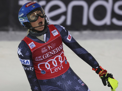 Na snímke americká lyžiarka Mikaela Shiffrinová reaguje po druhom kole slalomu žien Svetového pohára v alpskom lyžovaní vo fínskom Levi 