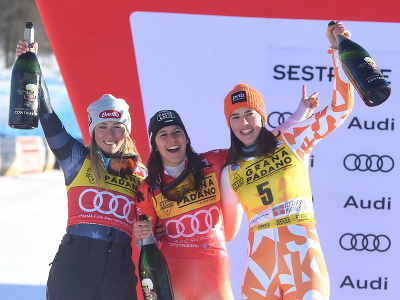 Na snímke sprava tretia slovenská lyžiarka Petra Vlhová, víťazná Švajčiarka Wendy Holdenerová a druhá Američanka Mikaela Shiffrinová oslavujú na pódiu