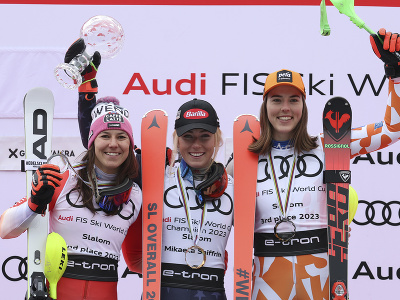 Na snímke americká lyžiarka Mikaela Shiffrinová (uprostred) sa stala celkovou víťazkou v disciplíne slalom po finále slalomu Svetového pohára 18. marca 2023 v andorrskom Soldeu. Na druhom mieste skončila Švajčiarka Wendy Holdenerová (vľavo) a tretia Slovenka Petra Vlhová 