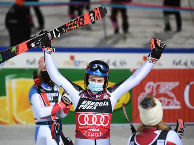 Slovenská lyžiarka Petra Vlhová sa teší v cieli zo svojho víťazstva v slalome v Záhrebe
