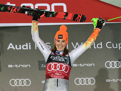 Slovenská lyžiarka Petra Vlhová sa teší na pódiu po triumfe v utorkovom slalome Svetového pohára alpských lyžiarok v Záhrebe v utorok 4. januára 2022