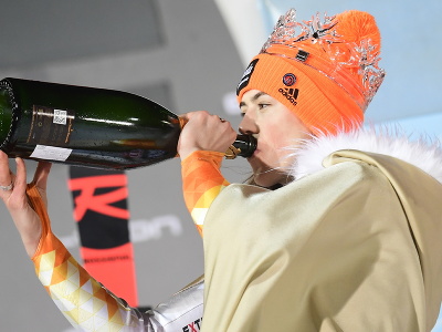 Slovenská lyžiarka Petra Vlhová pije šampanské na pódiu po triumfe v utorkovom slalome Svetového pohára alpských lyžiarok v Záhrebe v utorok 4. januára 2022.