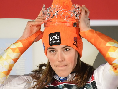 Slovenská lyžiarka Petra Vlhová si drží korunku Snehovej kráľovnej na pódiu po triumfe v utorkovom slalome Svetového pohára alpských lyžiarok v Záhrebe v utorok 4. januára 2022