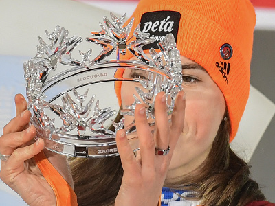 Slovenská lyžiarka Petra Vlhová drží korunku Snehovej kráľovnej po triumfe v utorkovom slalome Svetového pohára alpských lyžiarok v Záhrebe v utorok 4. januára 2022