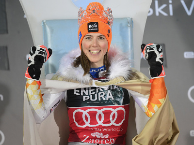 Slovenská lyžiarka Petra Vlhová s korunkou Snehovej kráľovnej sa usmieva na pódiu po triumfe v utorkovom slalome Svetového pohára alpských lyžiarok v Záhrebe v utorok 4. januára 2022
