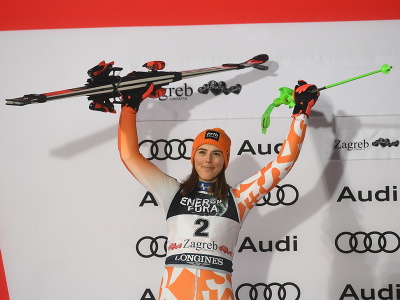 Slovenská lyžiarka Petra Vlhová na pódiu po druhom mieste v slalome žien v chorvátskom Záhrebe