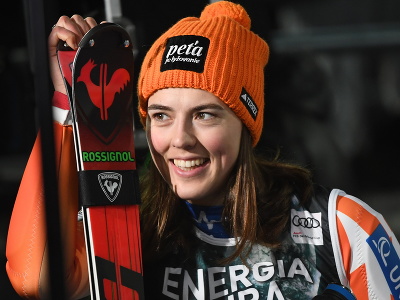 Slovenská lyžiarka Petra Vlhová sa usmieva po druhom mieste v slalome žien v chorvátskom Záhrebe