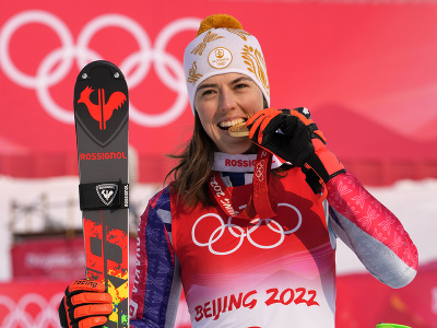 Slovenská lyžiarka Petra Vlhová pózuje na pódiu so zlatou medailou po jej víťazstve v slalome