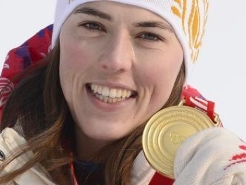 Na snímke slovenská lyžiarka Petra Vlhová pózuje na pódiu so zlatou medailou po jej víťazstve v 2.kole slalomu žien v alpskom lyžovaní na ZOH 2022 v Pekingu