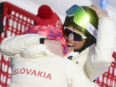 Na snímke vľavo slovenská lyžiarka Petra Vlhová sa raduje s trénerom Maurom Pinim zo zlatej medaily po jej víťazstve v 2.kole slalomu žien v alpskom lyžovaní na ZOH 2022 v Pekingu