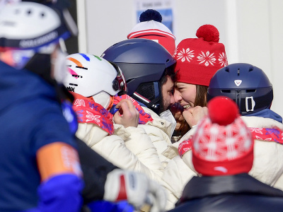 Na snímke vpravo slovenská lyžiarka Petra Vlhová sa raduje s bratom Borisom zo zlatej medaily po jej víťazstve v 2.kole slalomu žien v alpskom lyžovaní na ZOH 2022 v Pekingu