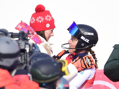 Slovenská lyžiarka Petra Vlhová oslavuje v cieli so Švédkou Sarou Hectorovou po 2.kole slalomu žien v alpskom lyžovaní na ZOH 2022 v Pekingu