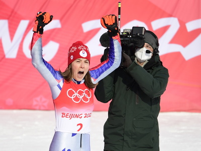 Slovenská lyžiarka Petra Vlhová oslavuje zlato v slalome žien v alpskom lyžovaní na ZOH 2022 v Pekingu