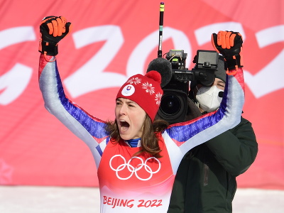 Slovenská lyžiarka Petra Vlhová oslavuje zlato v slalome žien v alpskom lyžovaní na ZOH 2022 v Pekingu