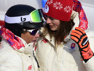 Slovenská lyžiarka Petra Vlhová oslavuje so svojím trénerom Maurom Pinim zlato v slalome žien v alpskom lyžovaní na ZOH 2022 v Pekingu