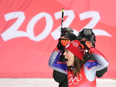 Petra Vlhová oslavuje zlato v slalome žien v alpskom lyžovaní na ZOH 2022 v Pekingu