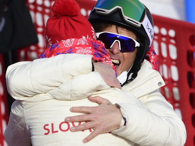 Petra Vlhová sa objíma v cieli so svojím trénerom Maurom Pinim po tom, ako získala zlato v slalome