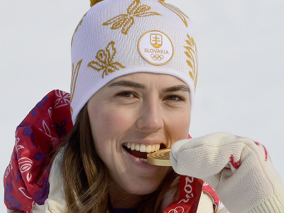 Petra Vlhová pózuje na pódiu so zlatou medailou po jej víťazstve v slalome