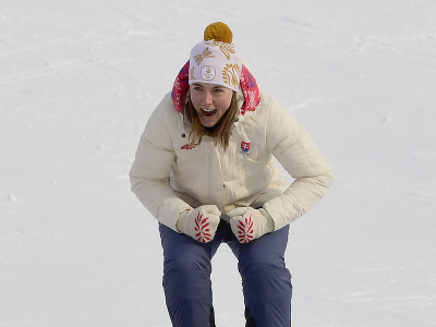 Petra Vlhová oslavuje na pódiu zlatú medailu po jej víťazstve v slalome
