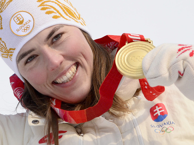 Petra Vlhová pózuje na pódiu so zlatou medailou po jej víťazstve v slalome
