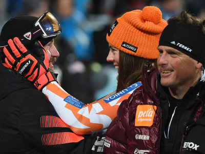 Na snímke slovenská lyžiarka Petra Vlhová sa teší so svojím otcom Igorom Vlhom z víťazstva v nočnom slalome Svetového pohára žien, vpravo jej tréner Mauro Pini v rakúskom Flachau