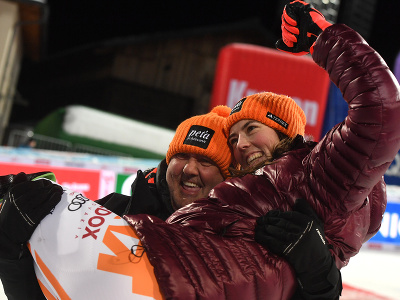 Na snímke slovenská lyžiarka Petra Vlhová sa teší z víťazstva so svojím otcom Igorom Vlhom