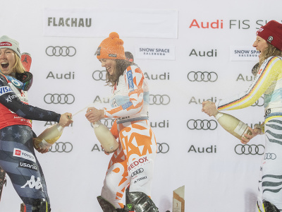 Na snímke slovenská lyžiarka Petra Vlhová (uprostred) oslavuje so šampanským na pódiu víťazstvo v nočnom slalome Svetového pohára žien v rakúskom Flachau v utorok 10. januára 2023. Na druhom mieste skončila Američanka Mikaela Shiffrinová (vľavo) a tretia skončila Nemka Lena Dürrová (vpravo).