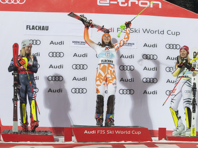 Na snímke slovenská lyžiarka Petra Vlhová (uprostred) sa teší na pódiu z víťazstva v nočnom slalome Svetového pohára žien v rakúskom Flachau v utorok 10. januára 2023. Na druhom mieste skončila Američanka Mikaela Shiffrinová (vľavo) a tretia skončila Nemka Lena Dürrová (vpravo).