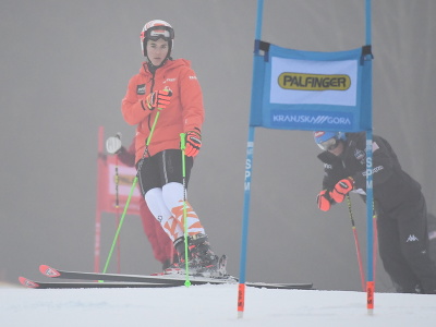 Na snímke slovenská lyžiarka Petra Vlhová počas prehliadky trate pred prvým kolom súťaže v obrovskom slalome žien Svetového pohára v alpskom lyžovaní v slovinskej Kranjskej Gore