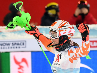 Na snímke slovenská lyžiarka Petra Vlhová sa teší  z víťazstva v nočnom slalome Svetového pohára žien v rakúskom Flachau