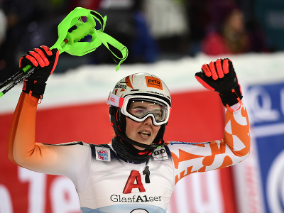 Na snímke slovenská lyžiarka Petra Vlhová sa teší  z víťazstva v nočnom slalome Svetového pohára žien v rakúskom Flachau