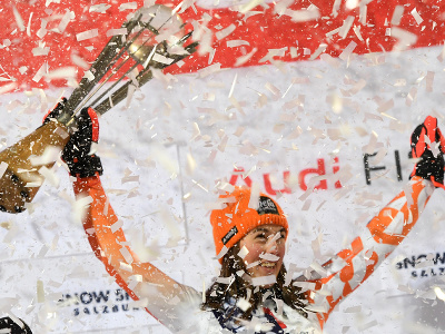 Na snímke slovenská lyžiarka Petra Vlhová sa teší  na pódiu z víťazstva v nočnom slalome Svetového pohára žien v rakúskom Flachau